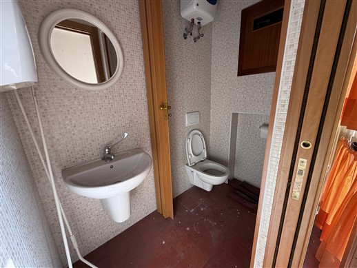 Locale Commerciale Angolare, 3 Vetrine, 2 Bagni. Con Canna Fumaria.
